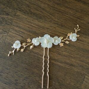 Gold and White Floral Pearl Hairpin